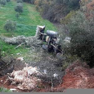 Manisada devrilen iş makinesinin sürücüsü yaralandı