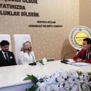 Başkan Dündar, Sevgililer Günü’nde evlenen çiftin nikahını kıydı