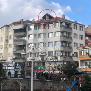 Bursada rüzgarla havalanan çatı, yan binanın üzerine uçtu